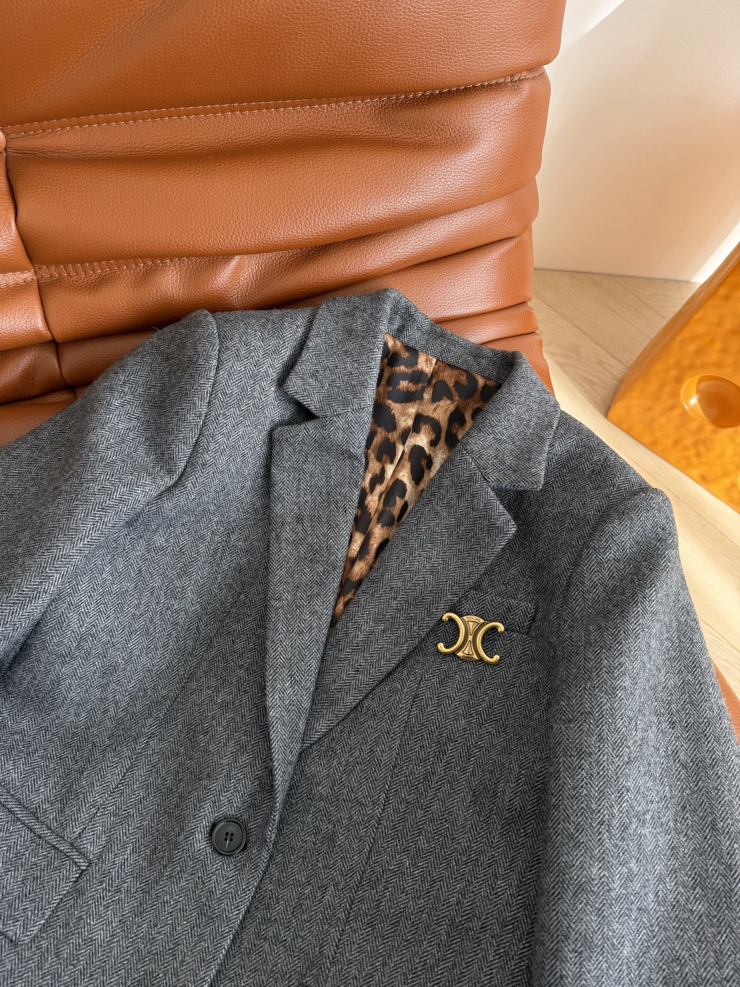 25FW 凯旋门金属胸针装饰人字纹西装外套 内里采用豹纹里衬 袖口可以卷边穿露出豹纹 时髦有型 复古又吸