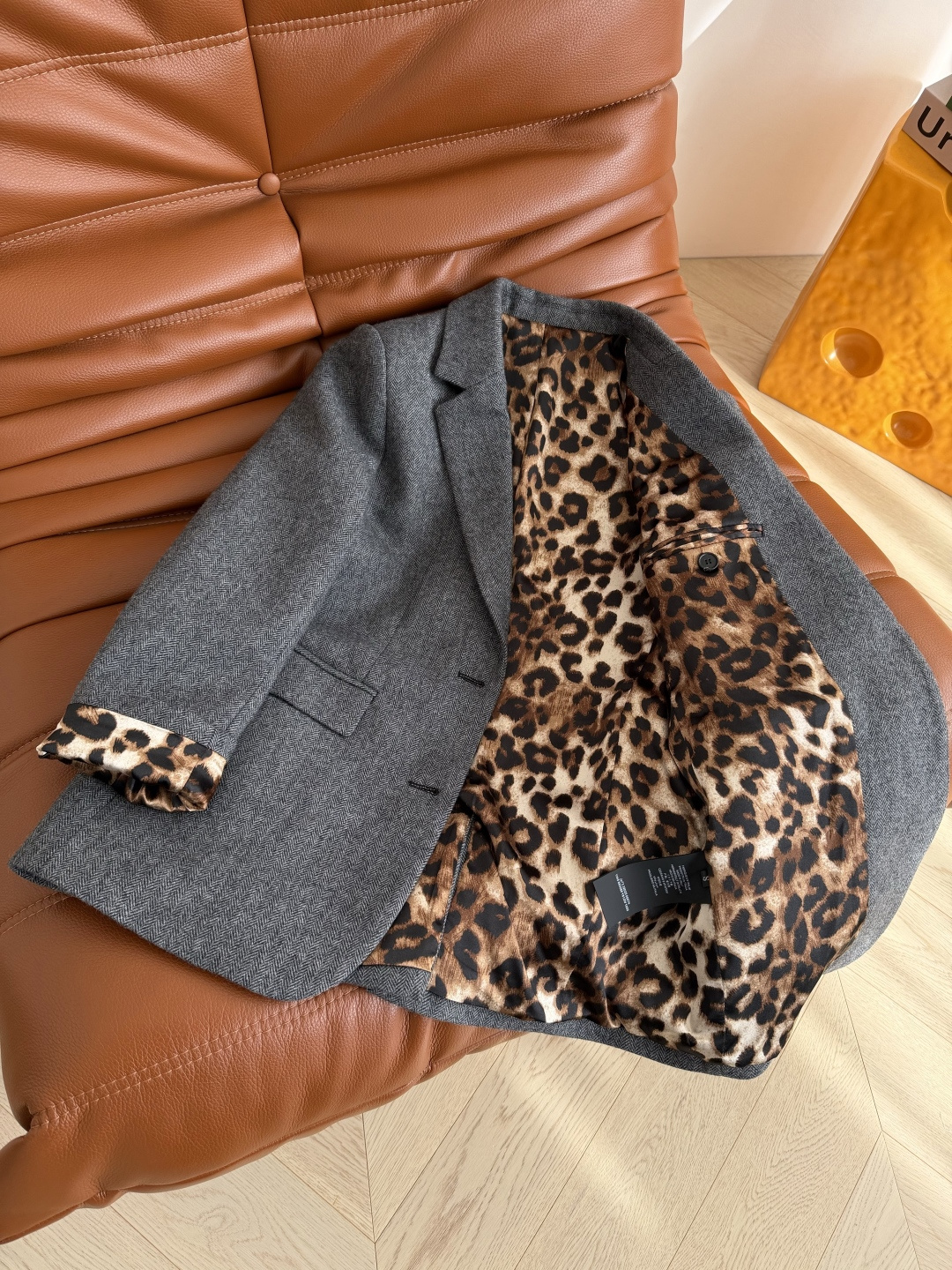 25FW 凯旋门金属胸针装饰人字纹西装外套 内里采用豹纹里衬 袖口可以卷边穿露出豹纹 时髦有型 复古又吸