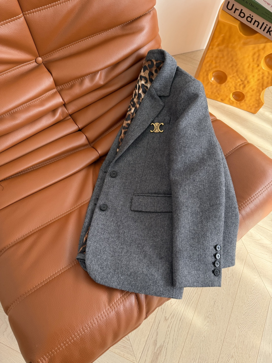 25FW 凯旋门金属胸针装饰人字纹西装外套 内里采用豹纹里衬 袖口可以卷边穿露出豹纹 时髦有型 复古又吸