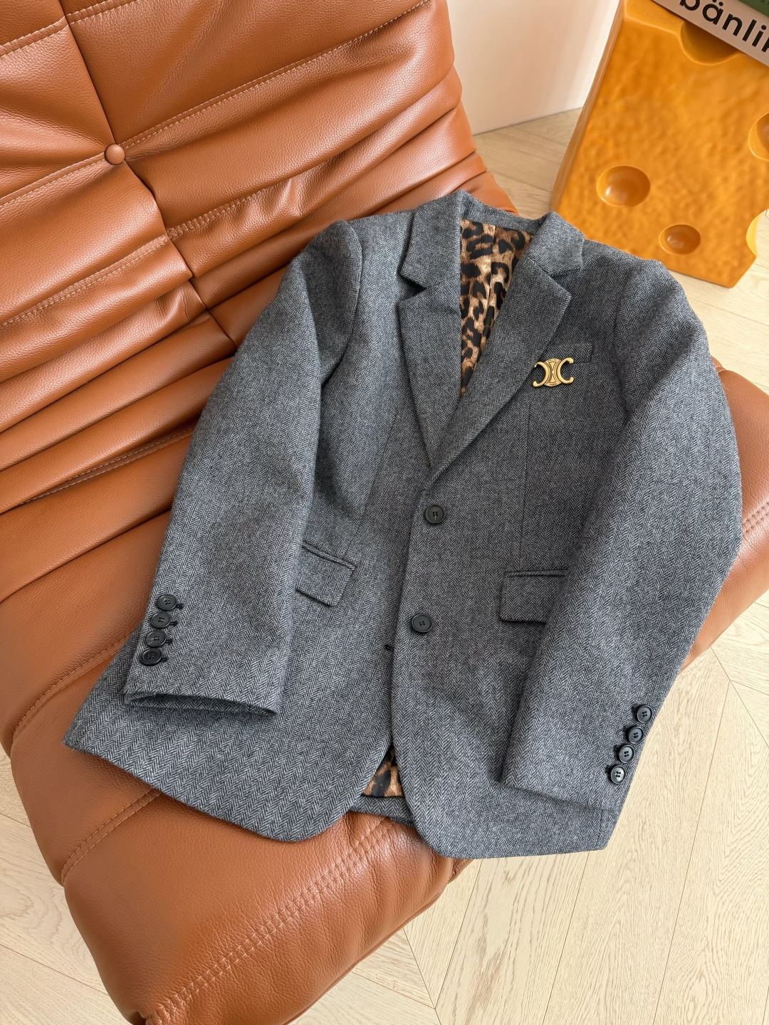 25FW 凯旋门金属胸针装饰人字纹西装外套 内里采用豹纹里衬 袖口可以卷边穿露出豹纹 时髦有型 复古又吸