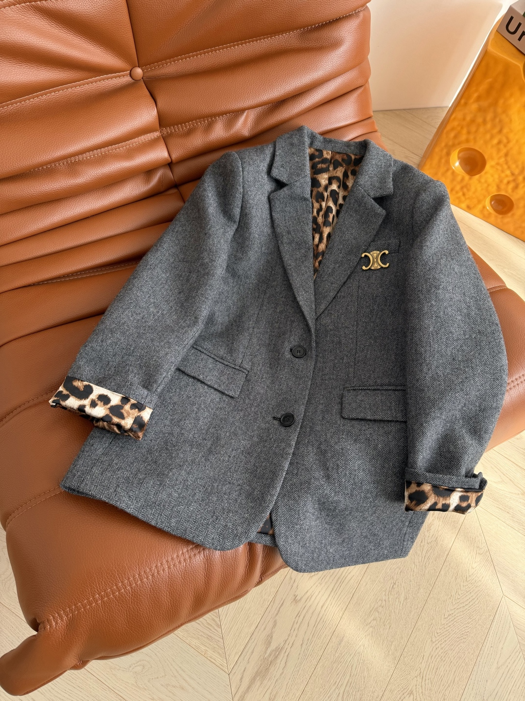 25FW 凯旋门金属胸针装饰人字纹西装外套 内里采用豹纹里衬 袖口可以卷边穿露出豹纹 时髦有型 复古又吸