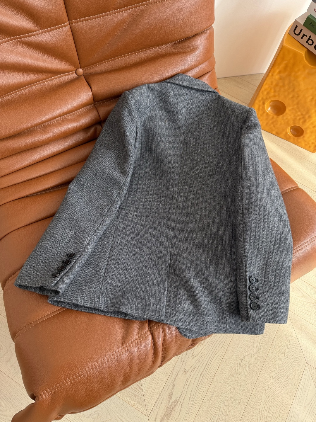 25FW 凯旋门金属胸针装饰人字纹西装外套 内里采用豹纹里衬 袖口可以卷边穿露出豹纹 时髦有型 复古又吸