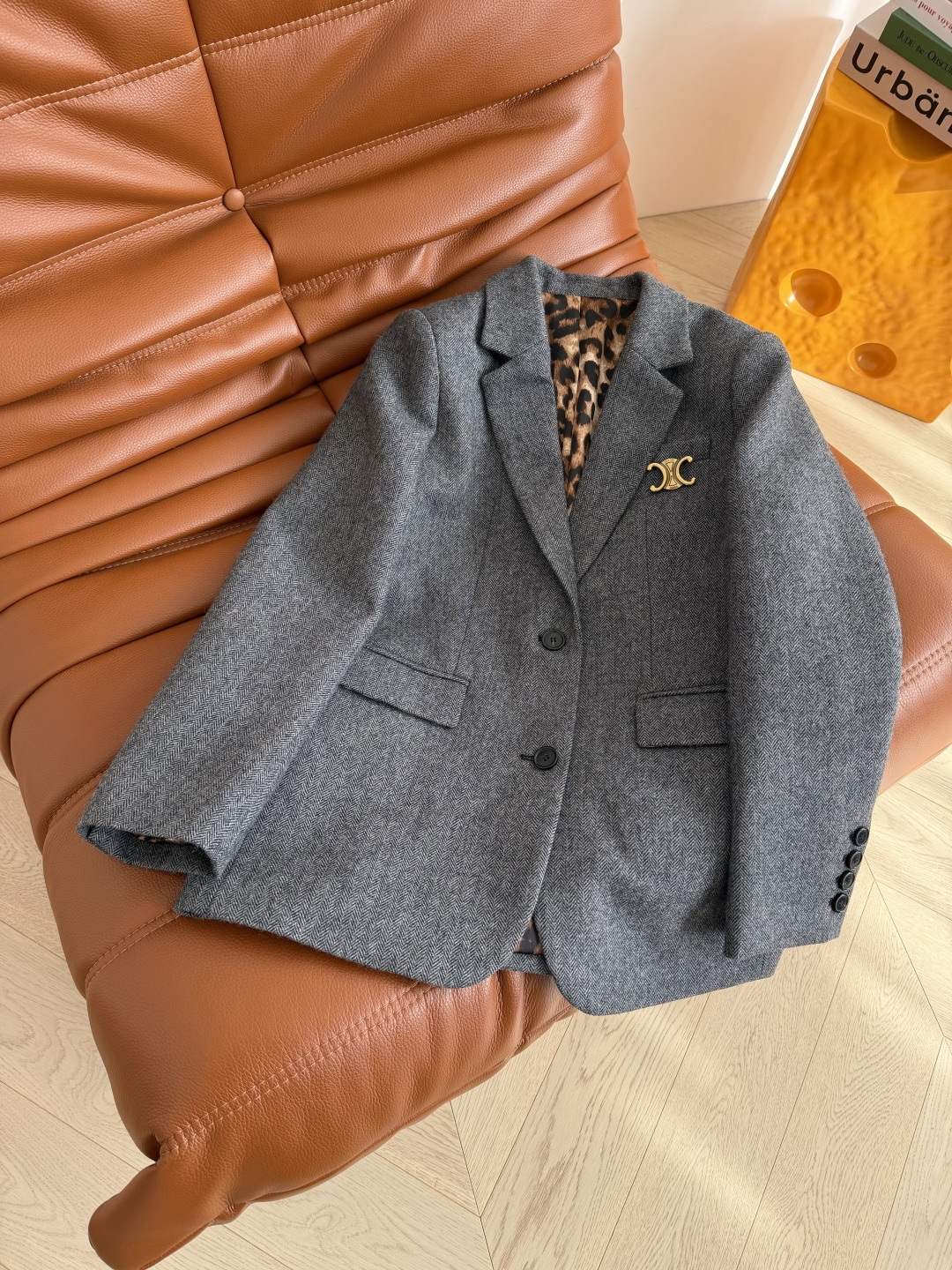 25FW 凯旋门金属胸针装饰人字纹西装外套 内里采用豹纹里衬 袖口可以卷边穿露出豹纹 时髦有型 复古又吸