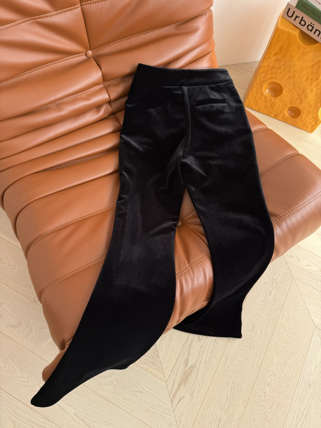 过冬必备 25 FW 水钻字母logo装饰加绒微丝绒裤 内里加绒设计 超级暖和 很舒服 面料带有弹性 所