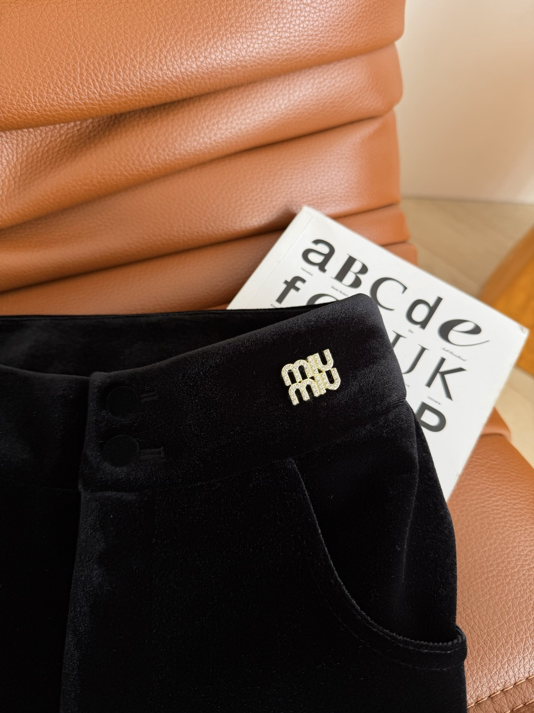 过冬必备 25 FW 水钻字母logo装饰加绒微丝绒裤 内里加绒设计 超级暖和 很舒服 面料带有弹性 所