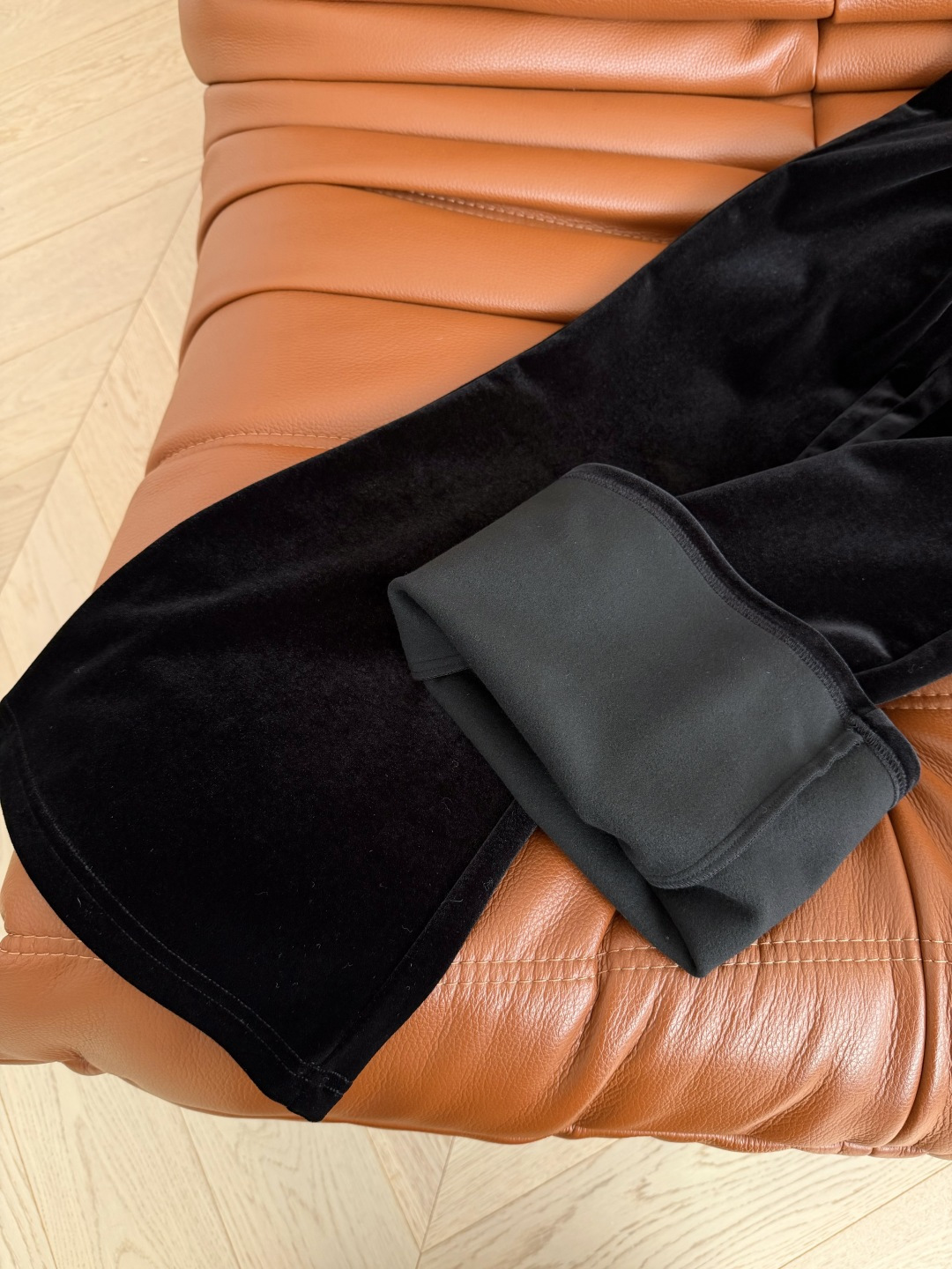 过冬必备 25 FW 水钻字母logo装饰加绒微丝绒裤 内里加绒设计 超级暖和 很舒服 面料带有弹性 所