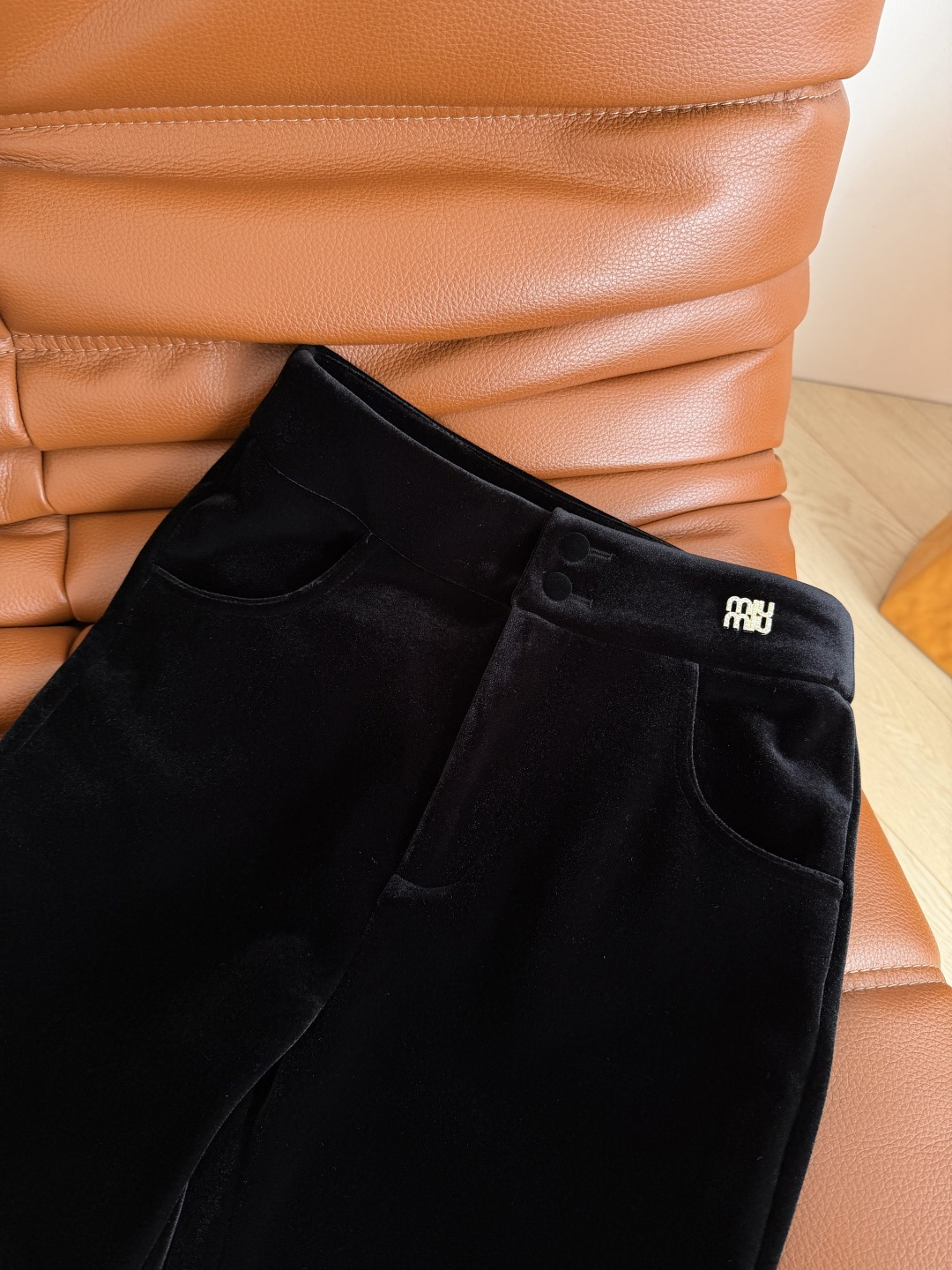 过冬必备 25 FW 水钻字母logo装饰加绒微丝绒裤 内里加绒设计 超级暖和 很舒服 面料带有弹性 所