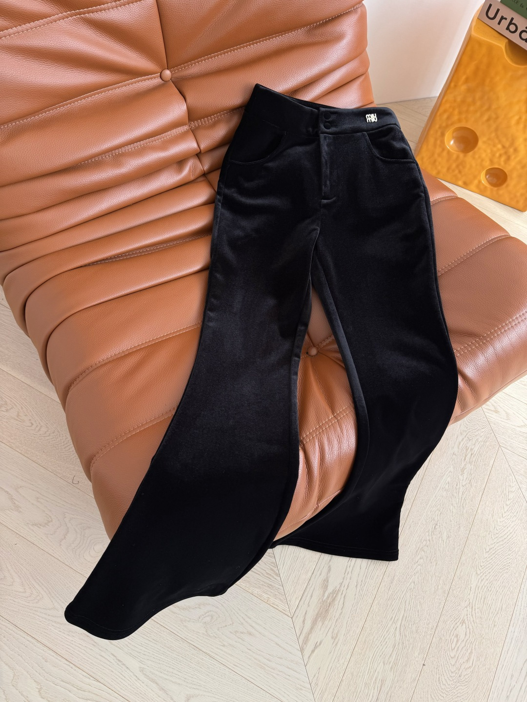 过冬必备 25 FW 水钻字母logo装饰加绒微丝绒裤 内里加绒设计 超级暖和 很舒服 面料带有弹性 所