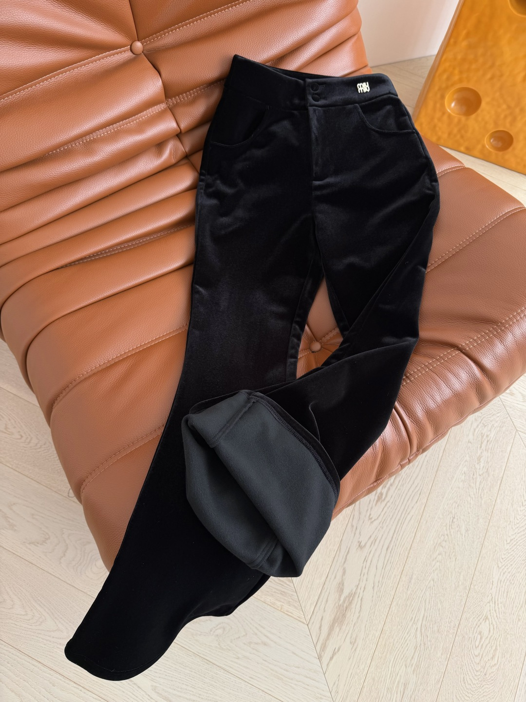 过冬必备 25 FW 水钻字母logo装饰加绒微丝绒裤 内里加绒设计 超级暖和 很舒服 面料带有弹性 所