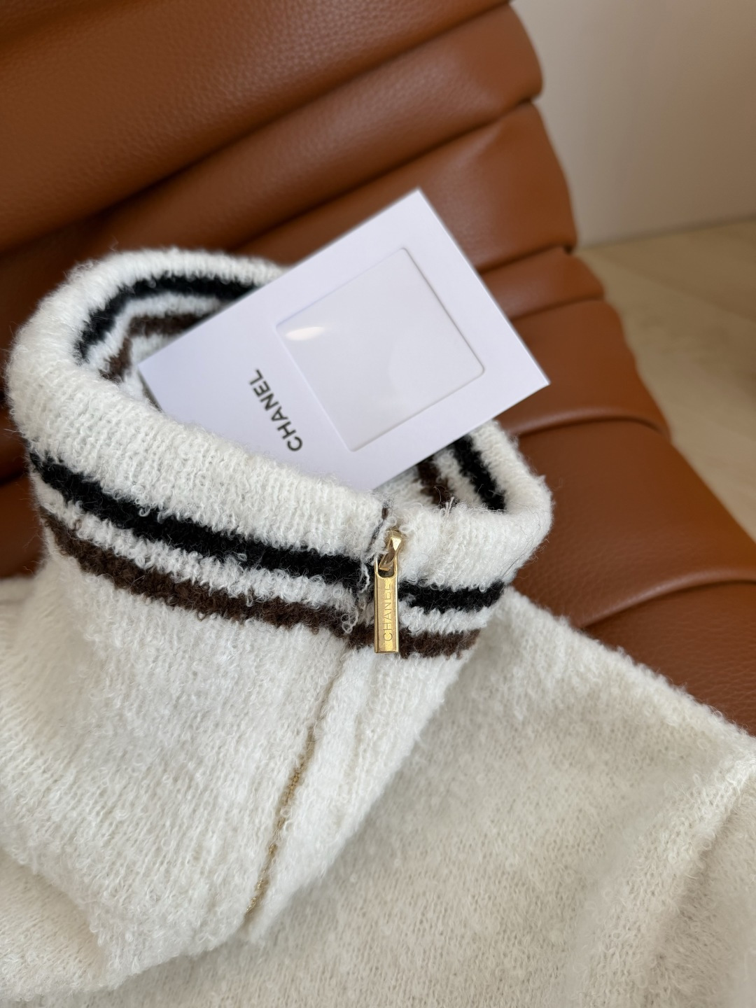 氛围感穿搭 25秋冬 半拉链设计白色毛衣 简约百搭 百分百实穿款 可以单穿或者可以内搭 采用羊毛混纺纱线