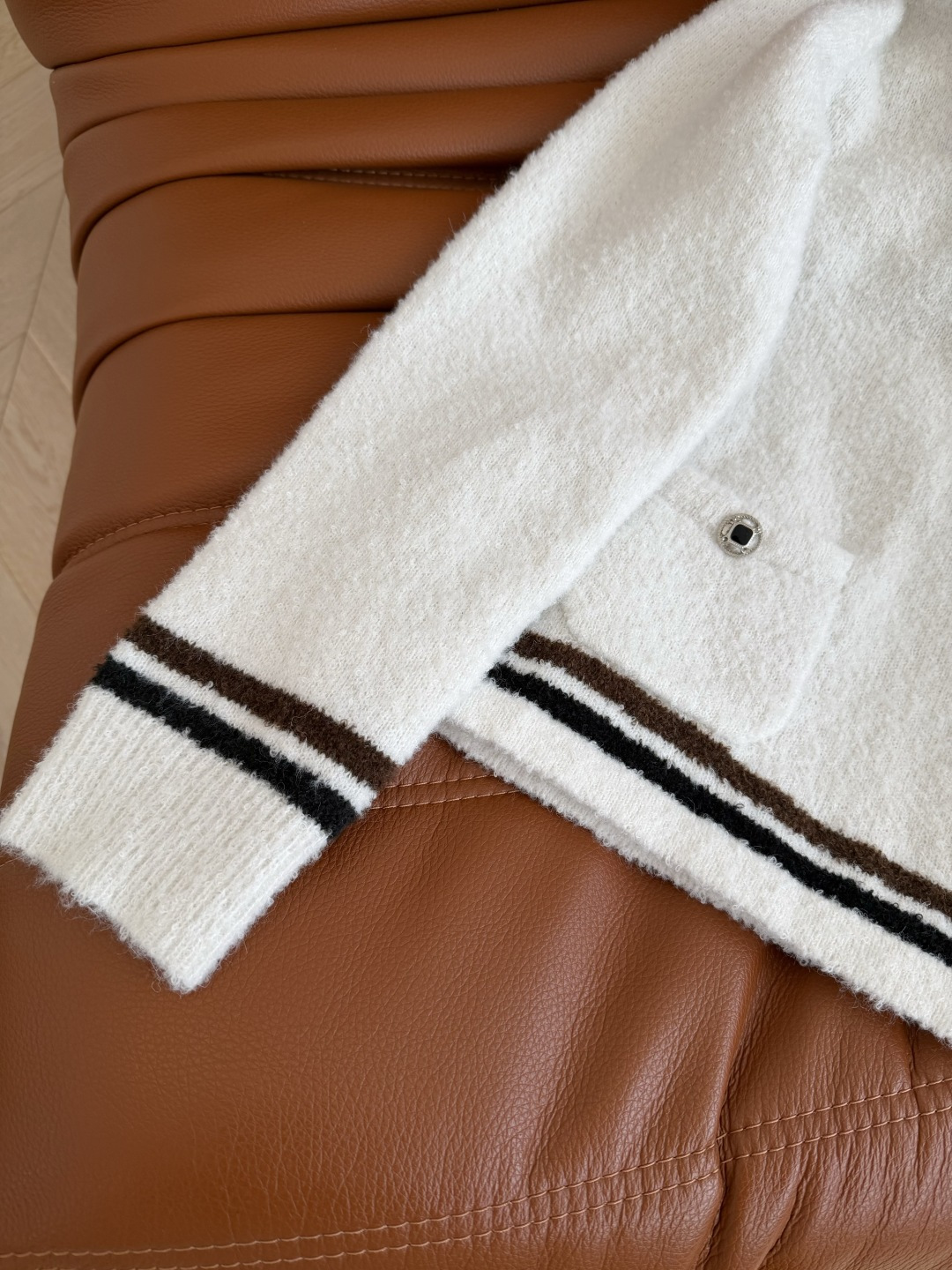 氛围感穿搭 25秋冬 半拉链设计白色毛衣 简约百搭 百分百实穿款 可以单穿或者可以内搭 采用羊毛混纺纱线