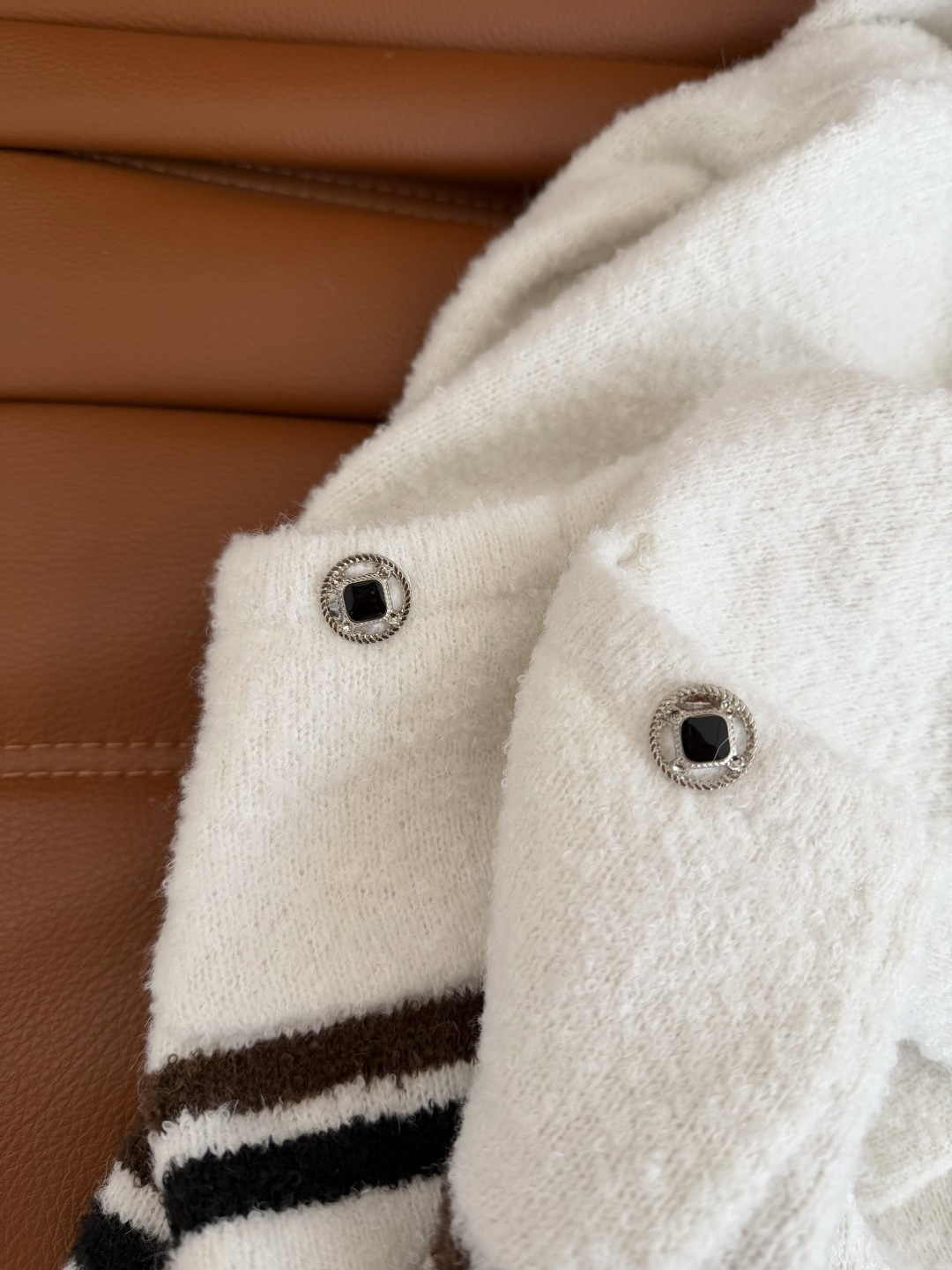 氛围感穿搭 25秋冬 半拉链设计白色毛衣 简约百搭 百分百实穿款 可以单穿或者可以内搭 采用羊毛混纺纱线