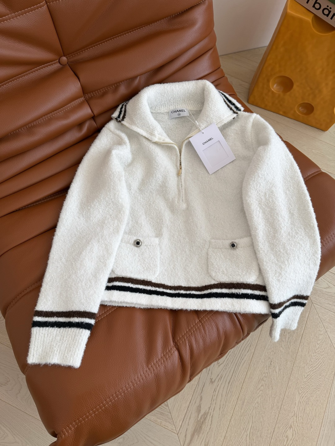 氛围感穿搭 25秋冬 半拉链设计白色毛衣 简约百搭 百分百实穿款 可以单穿或者可以内搭 采用羊毛混纺纱线