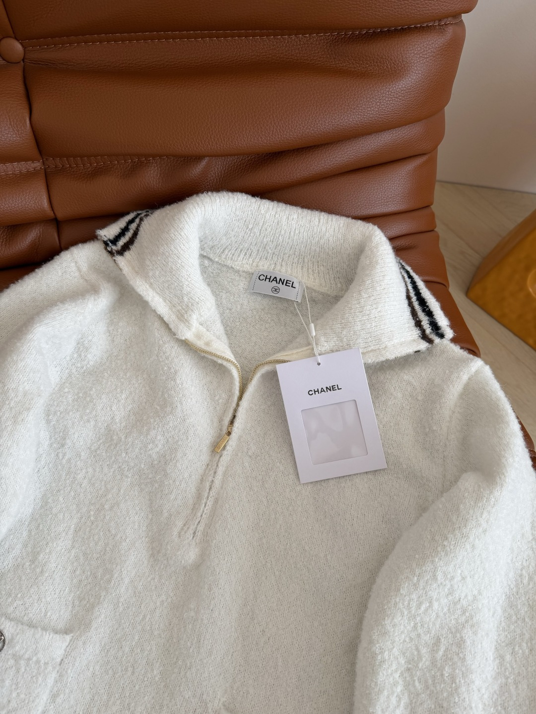 氛围感穿搭 25秋冬 半拉链设计白色毛衣 简约百搭 百分百实穿款 可以单穿或者可以内搭 采用羊毛混纺纱线