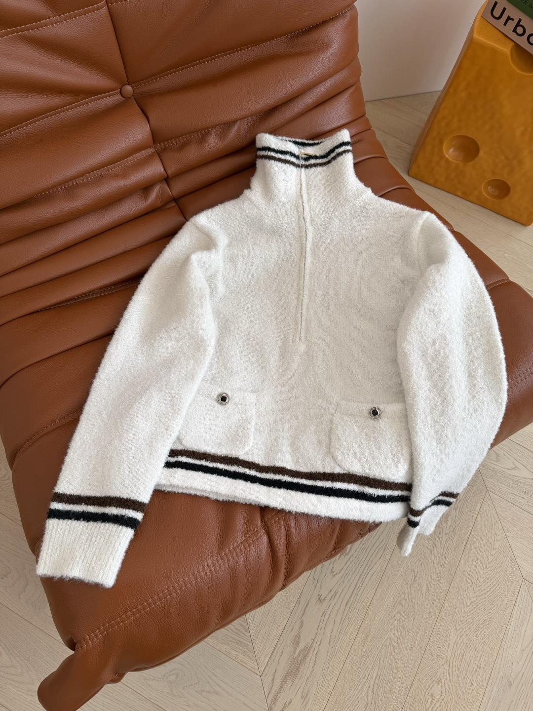 氛围感穿搭 25秋冬 半拉链设计白色毛衣 简约百搭 百分百实穿款 可以单穿或者可以内搭 采用羊毛混纺纱线