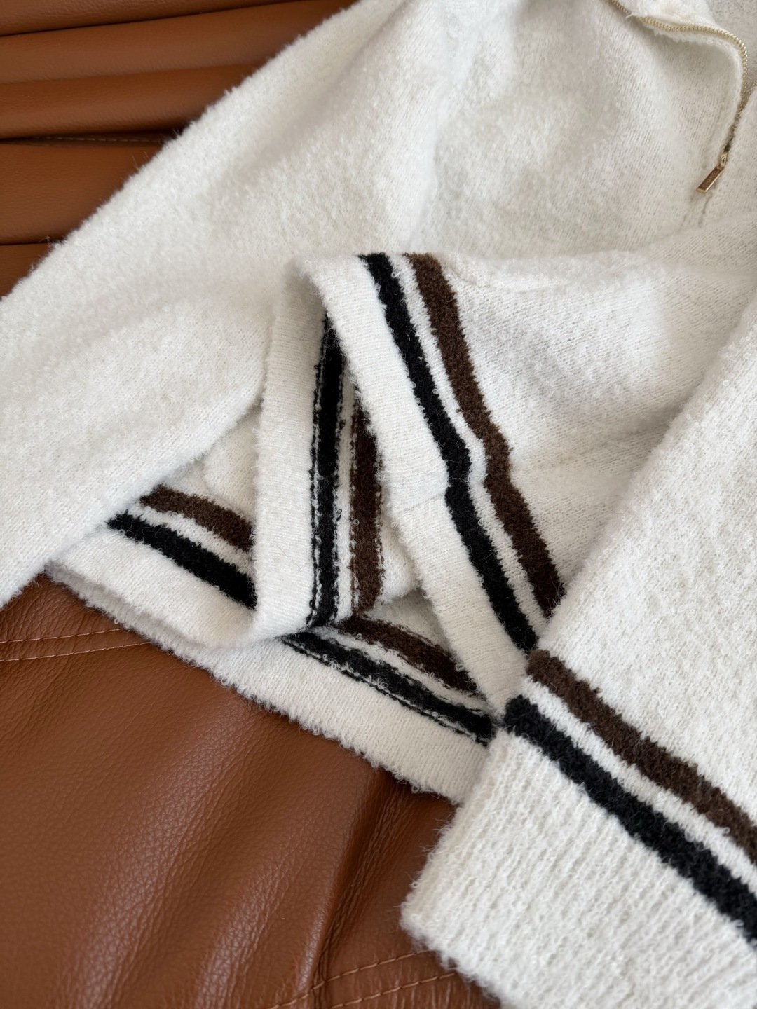 氛围感穿搭 25秋冬 半拉链设计白色毛衣 简约百搭 百分百实穿款 可以单穿或者可以内搭 采用羊毛混纺纱线