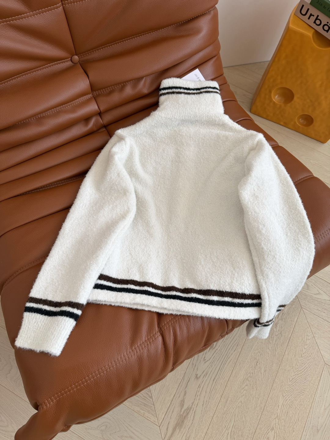 氛围感穿搭 25秋冬 半拉链设计白色毛衣 简约百搭 百分百实穿款 可以单穿或者可以内搭 采用羊毛混纺纱线