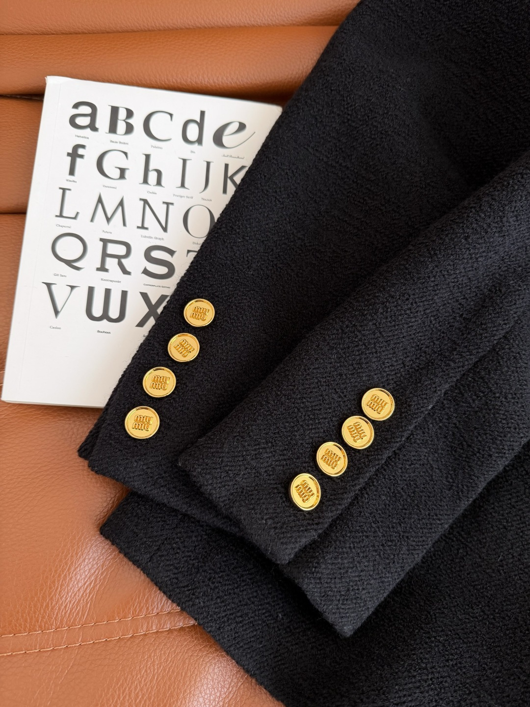 冬季羊毛西装 25新款 双排扣设计羊卷毛西装外套 高端局西装外套 采用羊卷毛面料 表面自带高级肌理感 轻