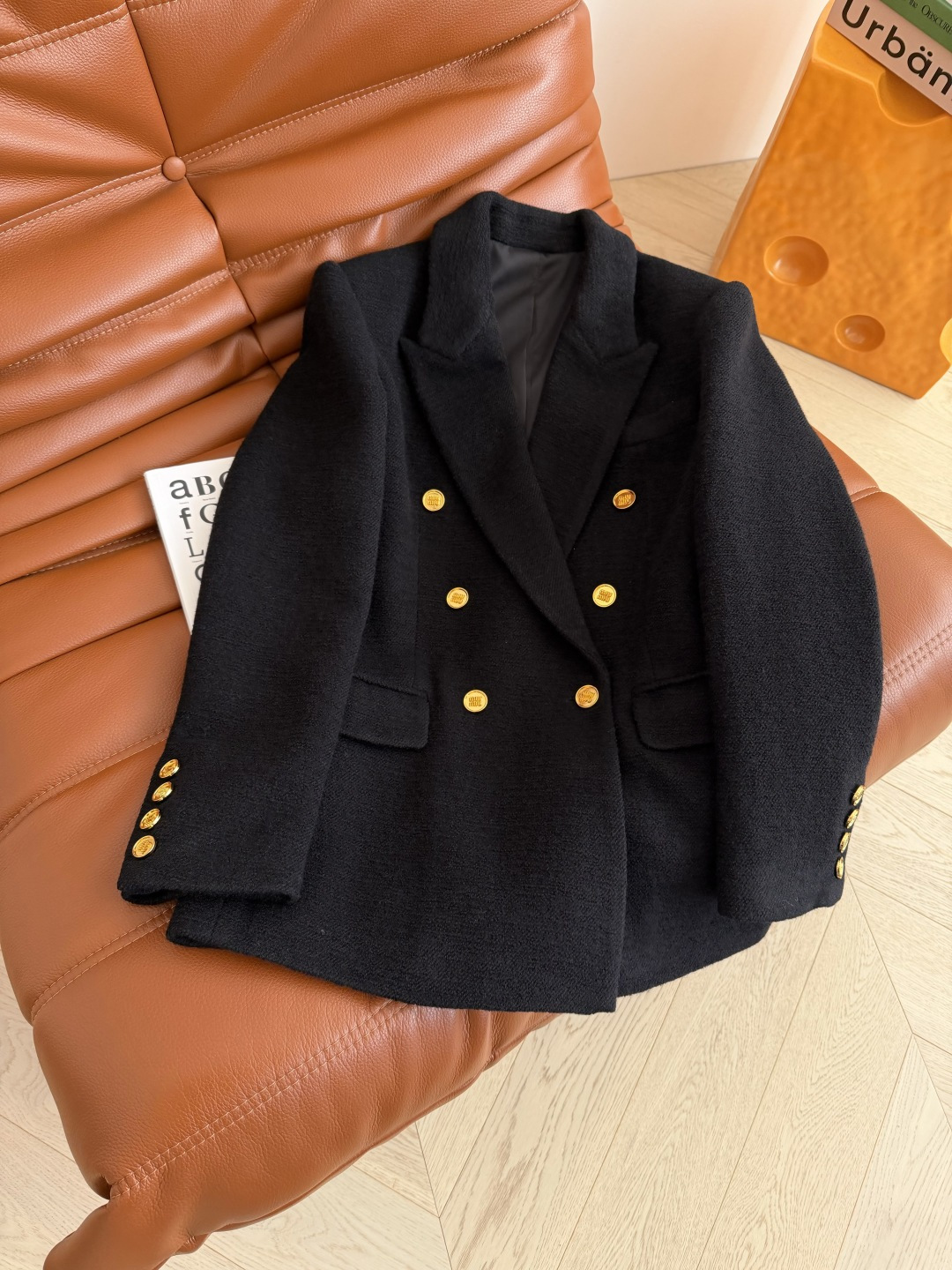 冬季羊毛西装 25新款 双排扣设计羊卷毛西装外套 高端局西装外套 采用羊卷毛面料 表面自带高级肌理感 轻