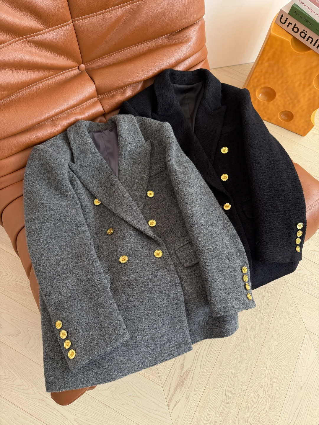 冬季羊毛西装 25新款 双排扣设计羊卷毛西装外套 高端局西装外套 采用羊卷毛面料 表面自带高级肌理感 轻