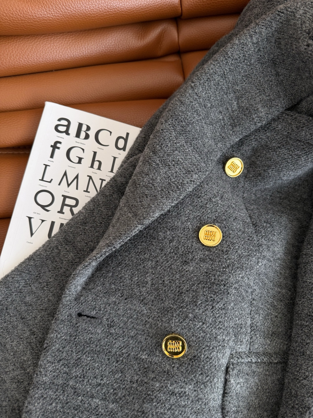 冬季羊毛西装 25新款 双排扣设计羊卷毛西装外套 高端局西装外套 采用羊卷毛面料 表面自带高级肌理感 轻