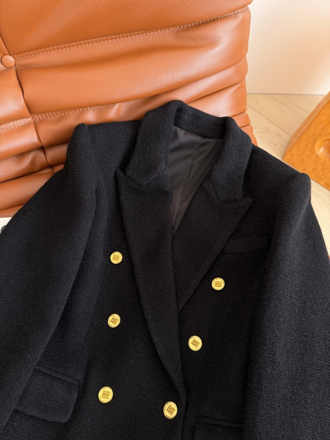 冬季羊毛西装 25新款 双排扣设计羊卷毛西装外套 高端局西装外套 采用羊卷毛面料 表面自带高级肌理感 轻