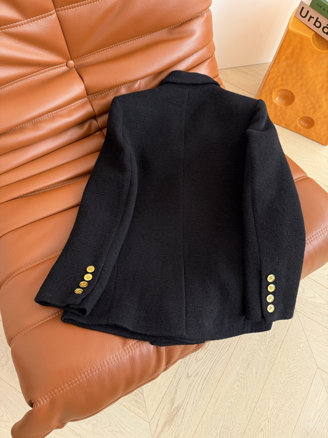 冬季羊毛西装 25新款 双排扣设计羊卷毛西装外套 高端局西装外套 采用羊卷毛面料 表面自带高级肌理感 轻