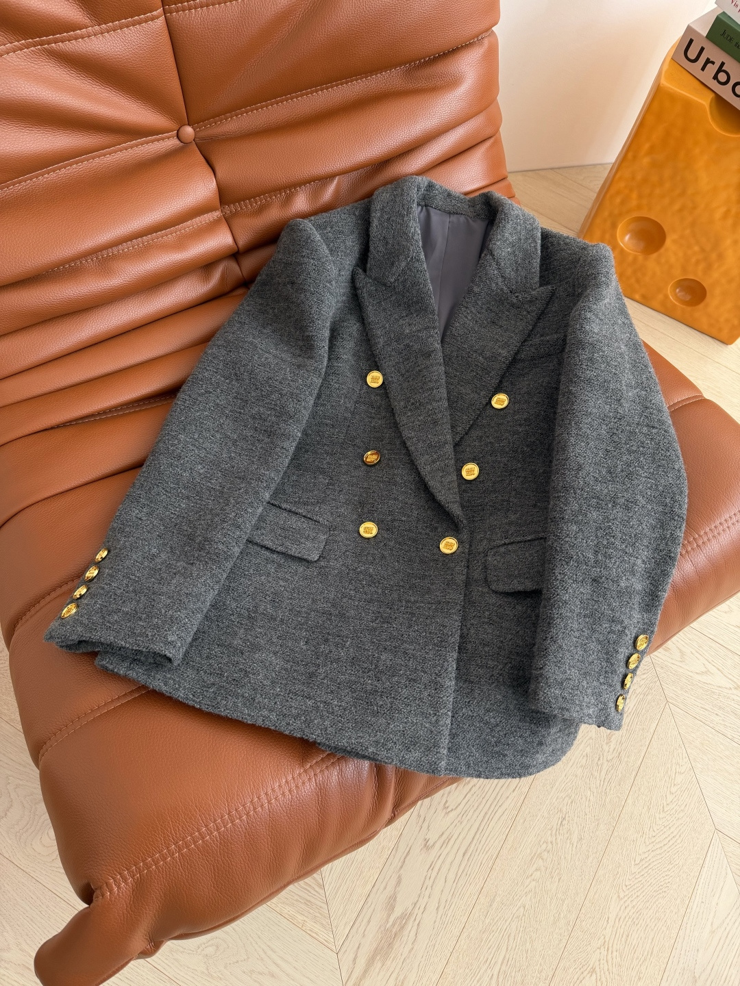 冬季羊毛西装 25新款 双排扣设计羊卷毛西装外套 高端局西装外套 采用羊卷毛面料 表面自带高级肌理感 轻