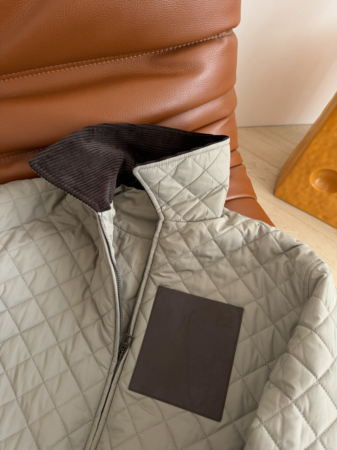 博主同款 logo皮牌装饰棉服外套 低调时髦显质感的一件棉服外套 深咖色灯芯绒领子拼接 配色很有冬天Fe