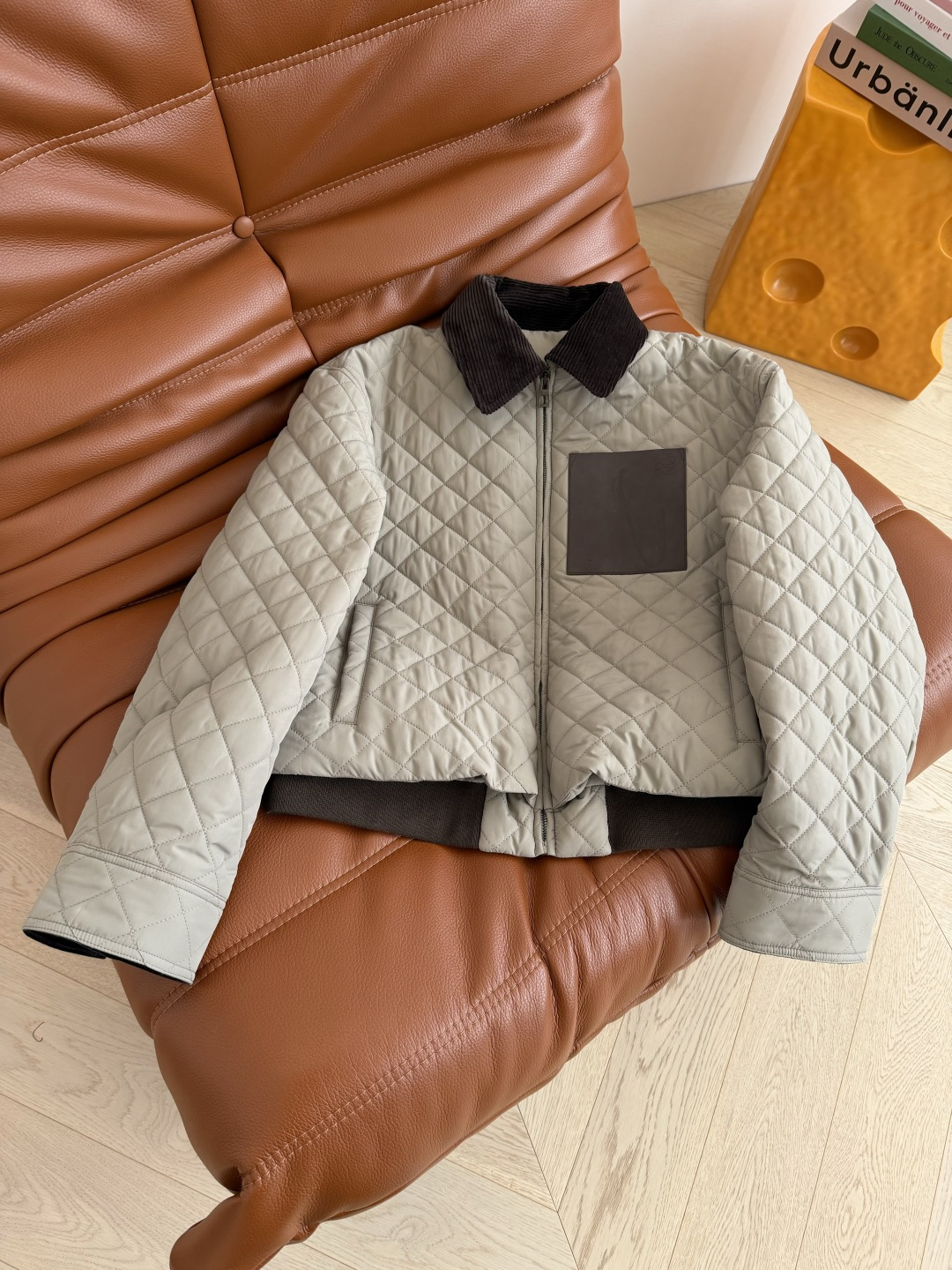 博主同款 logo皮牌装饰棉服外套 低调时髦显质感的一件棉服外套 深咖色灯芯绒领子拼接 配色很有冬天Fe