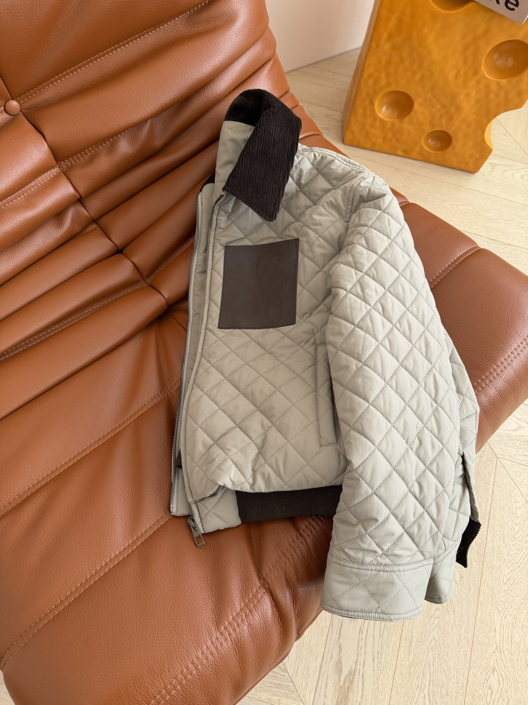 博主同款 logo皮牌装饰棉服外套 低调时髦显质感的一件棉服外套 深咖色灯芯绒领子拼接 配色很有冬天Fe