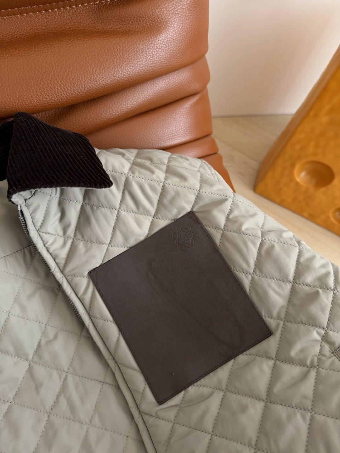 博主同款 logo皮牌装饰棉服外套 低调时髦显质感的一件棉服外套 深咖色灯芯绒领子拼接 配色很有冬天Fe