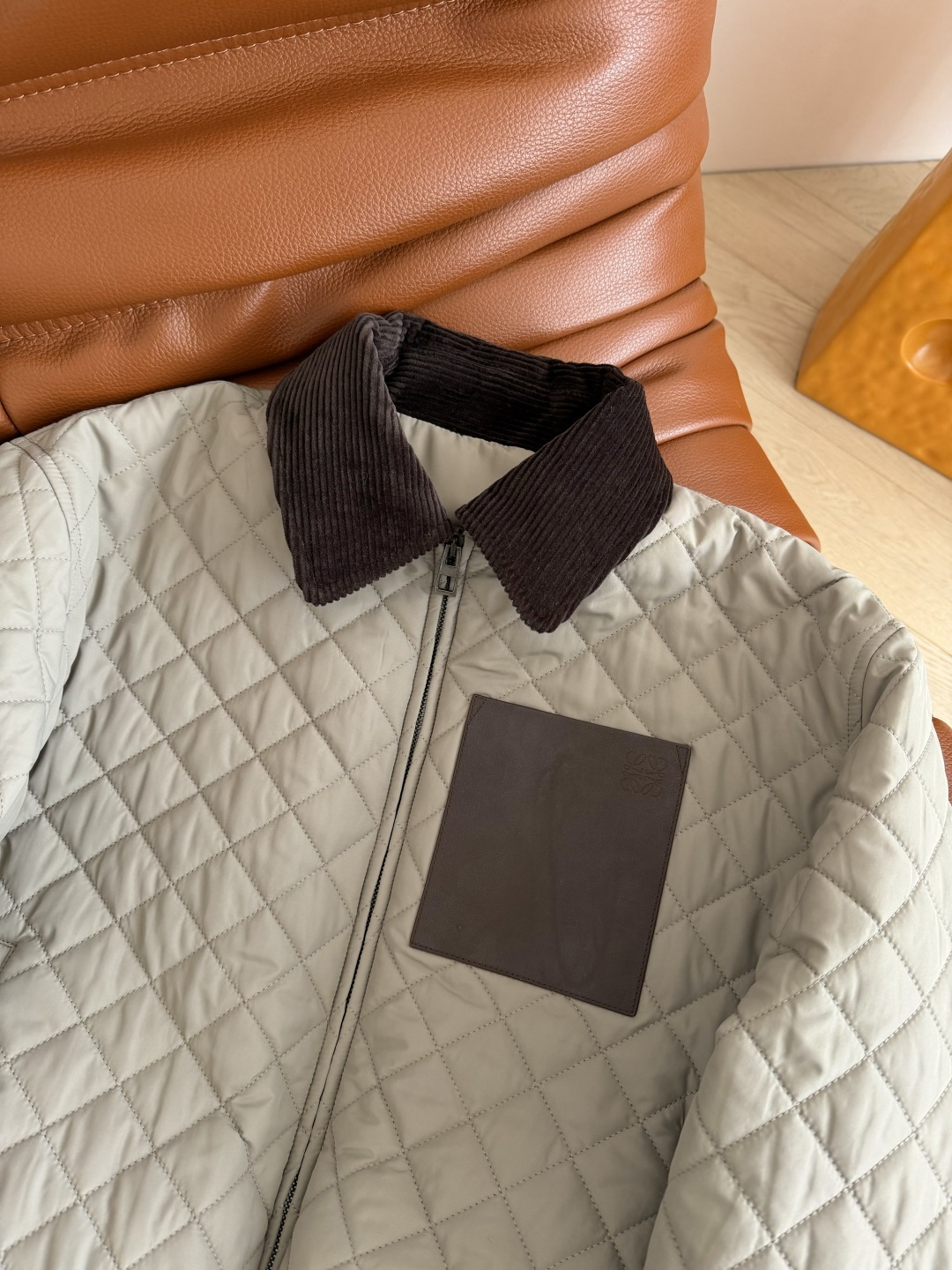 博主同款 logo皮牌装饰棉服外套 低调时髦显质感的一件棉服外套 深咖色灯芯绒领子拼接 配色很有冬天Fe