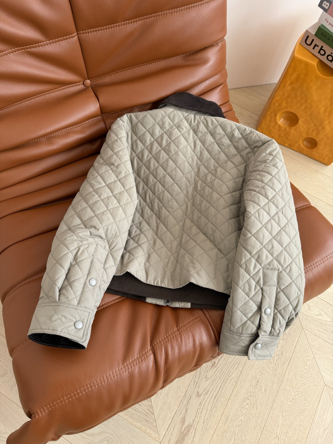 博主同款 logo皮牌装饰棉服外套 低调时髦显质感的一件棉服外套 深咖色灯芯绒领子拼接 配色很有冬天Fe