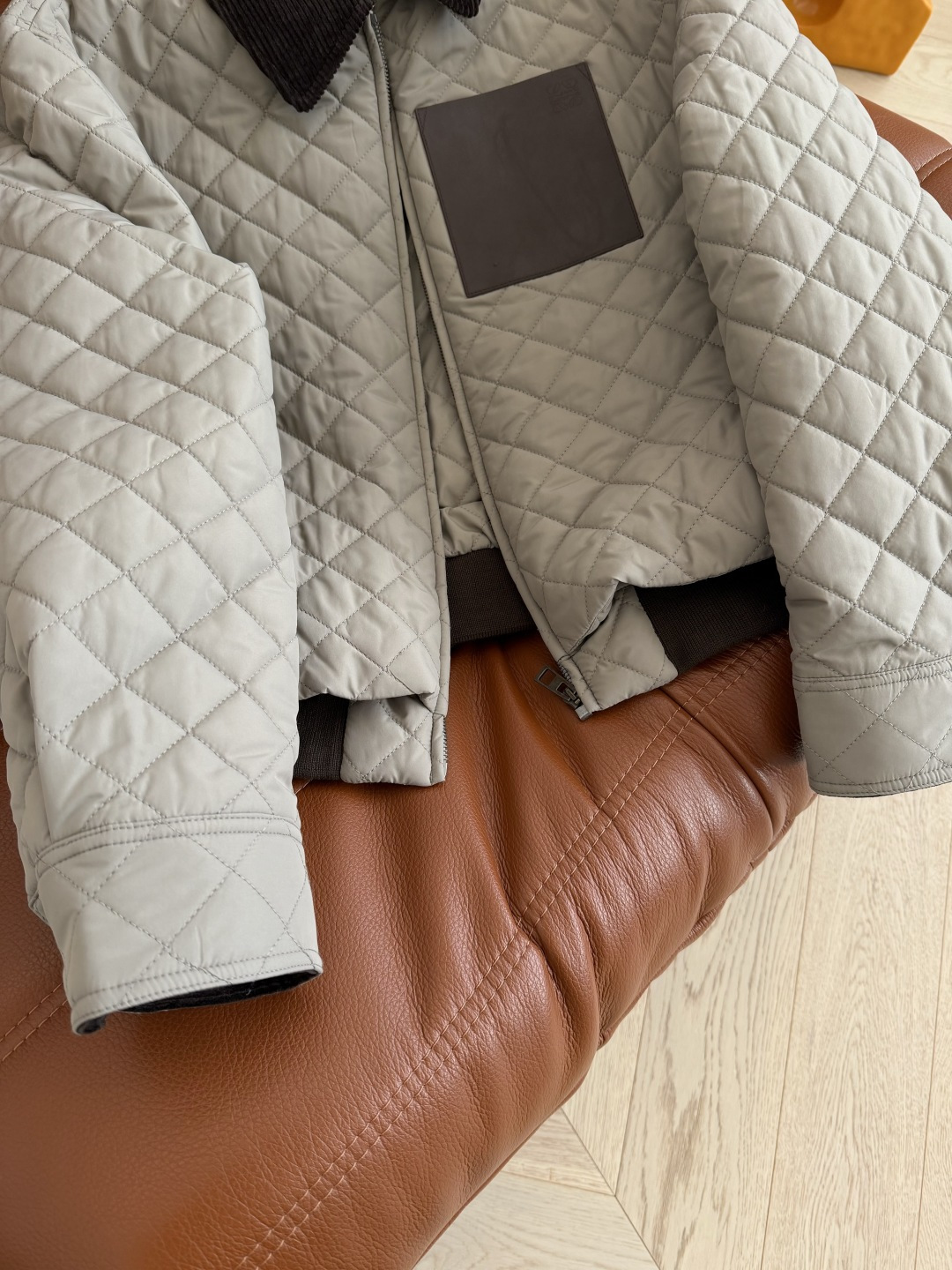 博主同款 logo皮牌装饰棉服外套 低调时髦显质感的一件棉服外套 深咖色灯芯绒领子拼接 配色很有冬天Fe