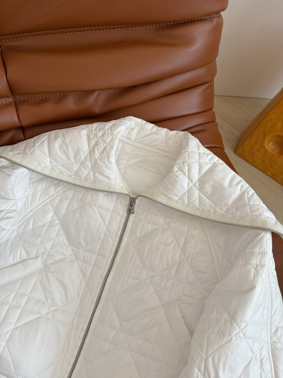 时髦冬季穿搭 小蜜蜂刺绣棉服外套 拉链翻领短款设计 轻便不臃肿 经典的戴妃菱格棉服 过冬必备 短款设计也