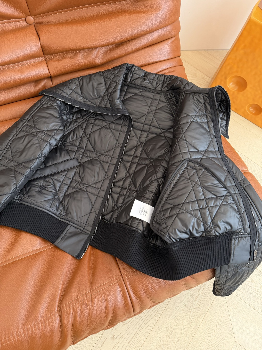 时髦冬季穿搭 小蜜蜂刺绣棉服外套 拉链翻领短款设计 轻便不臃肿 经典的戴妃菱格棉服 过冬必备 短款设计也