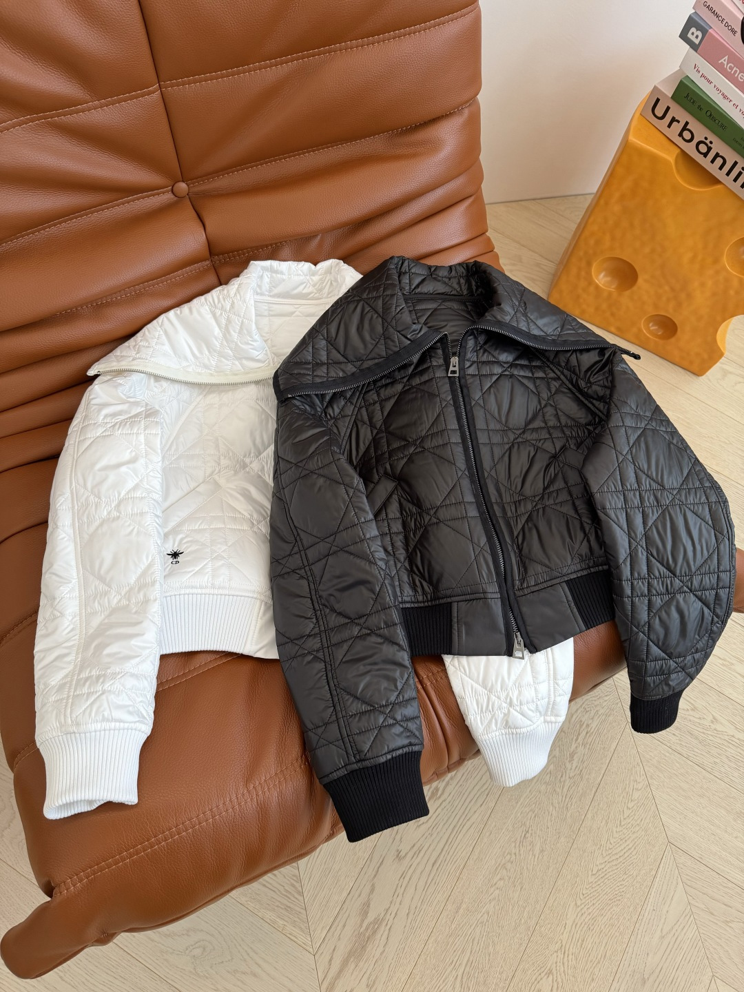 时髦冬季穿搭 小蜜蜂刺绣棉服外套 拉链翻领短款设计 轻便不臃肿 经典的戴妃菱格棉服 过冬必备 短款设计也