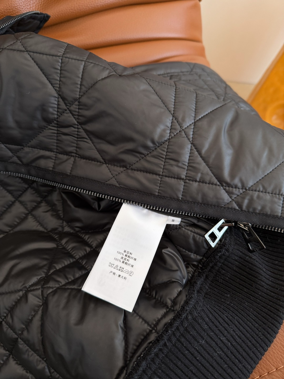 时髦冬季穿搭 小蜜蜂刺绣棉服外套 拉链翻领短款设计 轻便不臃肿 经典的戴妃菱格棉服 过冬必备 短款设计也