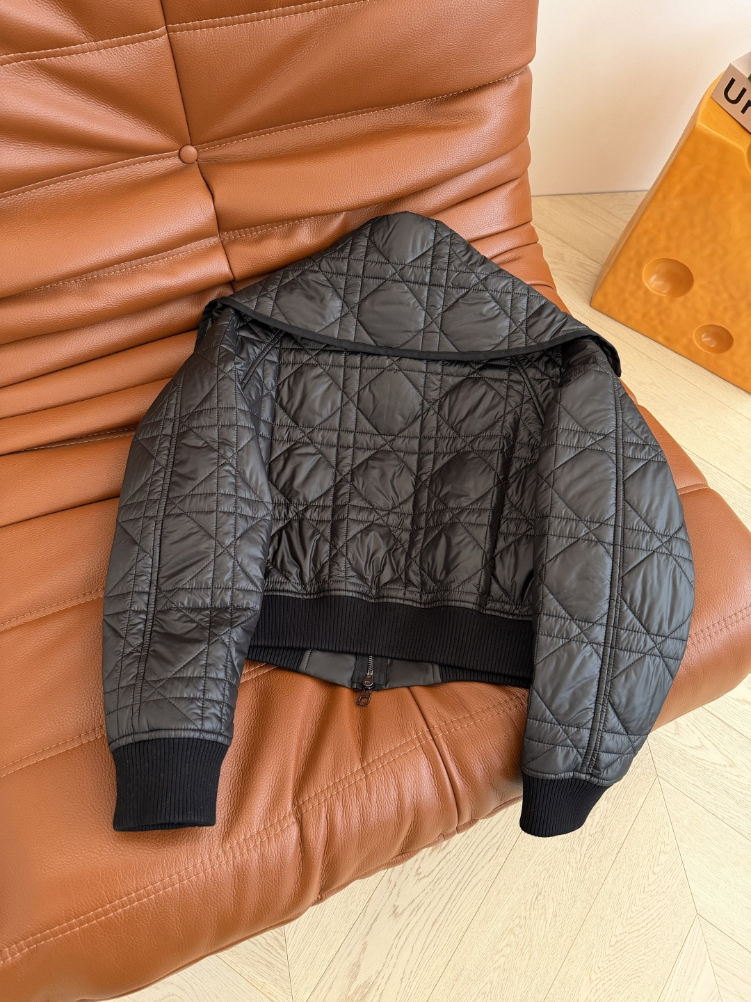 时髦冬季穿搭 小蜜蜂刺绣棉服外套 拉链翻领短款设计 轻便不臃肿 经典的戴妃菱格棉服 过冬必备 短款设计也