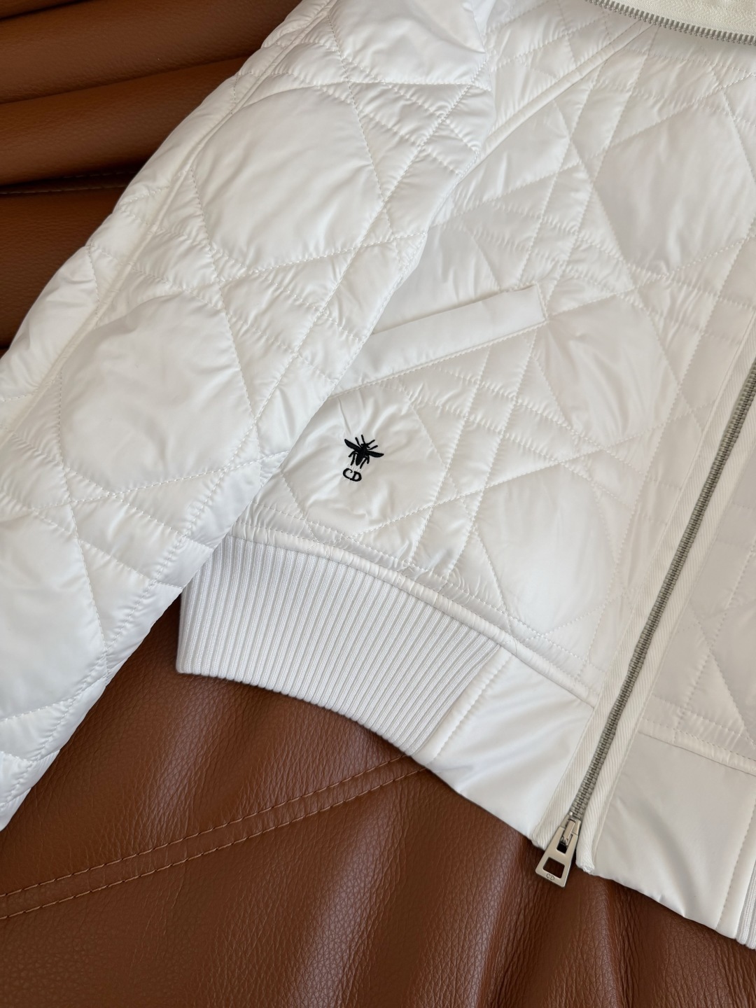 时髦冬季穿搭 小蜜蜂刺绣棉服外套 拉链翻领短款设计 轻便不臃肿 经典的戴妃菱格棉服 过冬必备 短款设计也