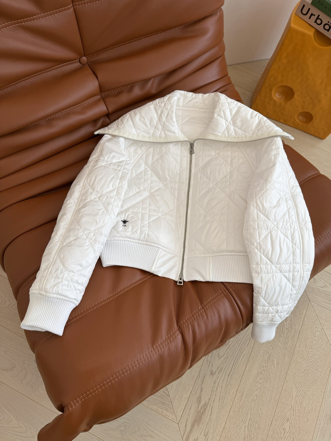 时髦冬季穿搭 小蜜蜂刺绣棉服外套 拉链翻领短款设计 轻便不臃肿 经典的戴妃菱格棉服 过冬必备 短款设计也