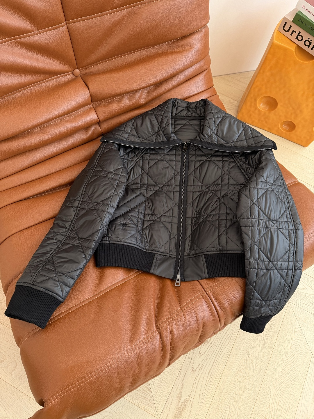 时髦冬季穿搭 小蜜蜂刺绣棉服外套 拉链翻领短款设计 轻便不臃肿 经典的戴妃菱格棉服 过冬必备 短款设计也