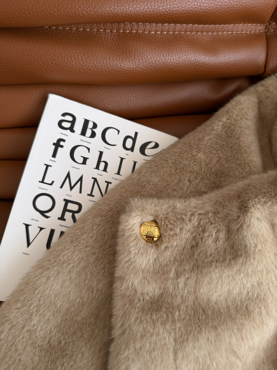 25新品 凯旋门小金扣装饰毛绒外套 超赞的环保皮草外套 手感特别舒服 保暖效果也在线 驼色就是冬季在线氛