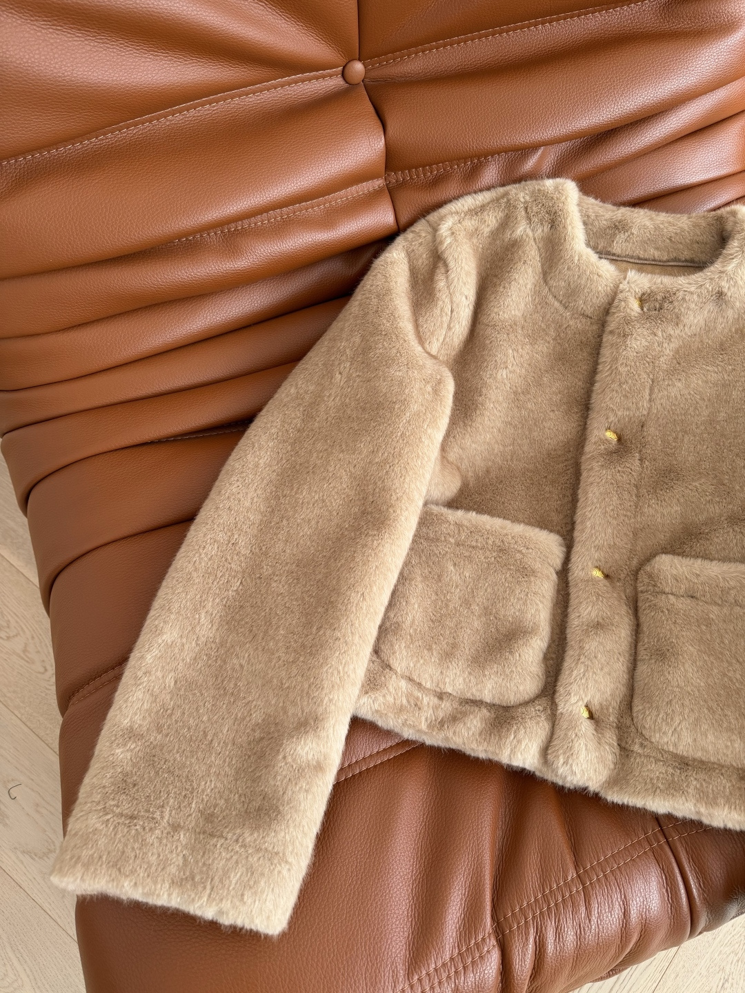 25新品 凯旋门小金扣装饰毛绒外套 超赞的环保皮草外套 手感特别舒服 保暖效果也在线 驼色就是冬季在线氛