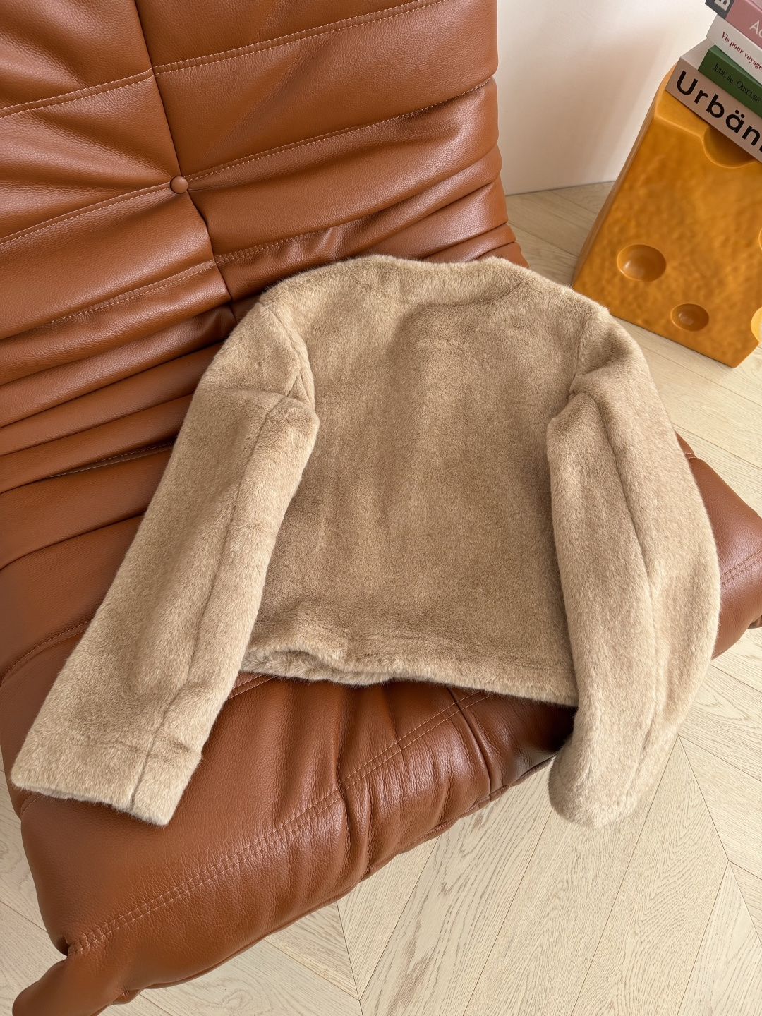 25新品 凯旋门小金扣装饰毛绒外套 超赞的环保皮草外套 手感特别舒服 保暖效果也在线 驼色就是冬季在线氛