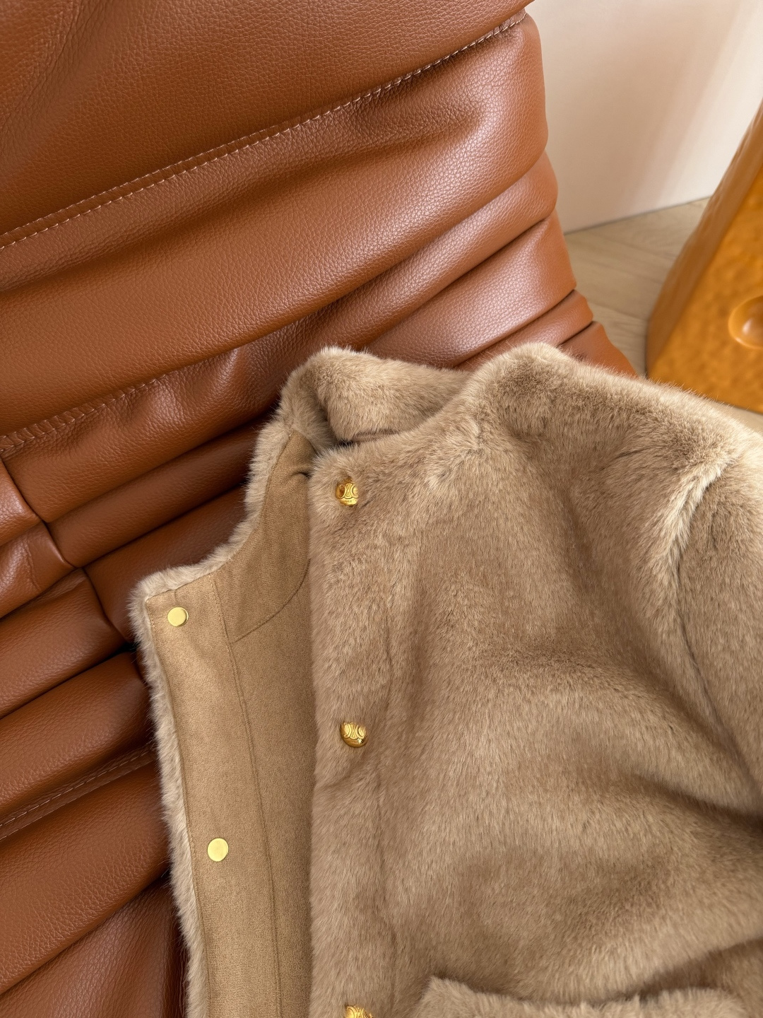 25新品 凯旋门小金扣装饰毛绒外套 超赞的环保皮草外套 手感特别舒服 保暖效果也在线 驼色就是冬季在线氛