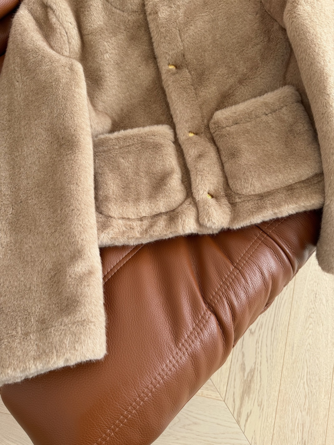 25新品 凯旋门小金扣装饰毛绒外套 超赞的环保皮草外套 手感特别舒服 保暖效果也在线 驼色就是冬季在线氛