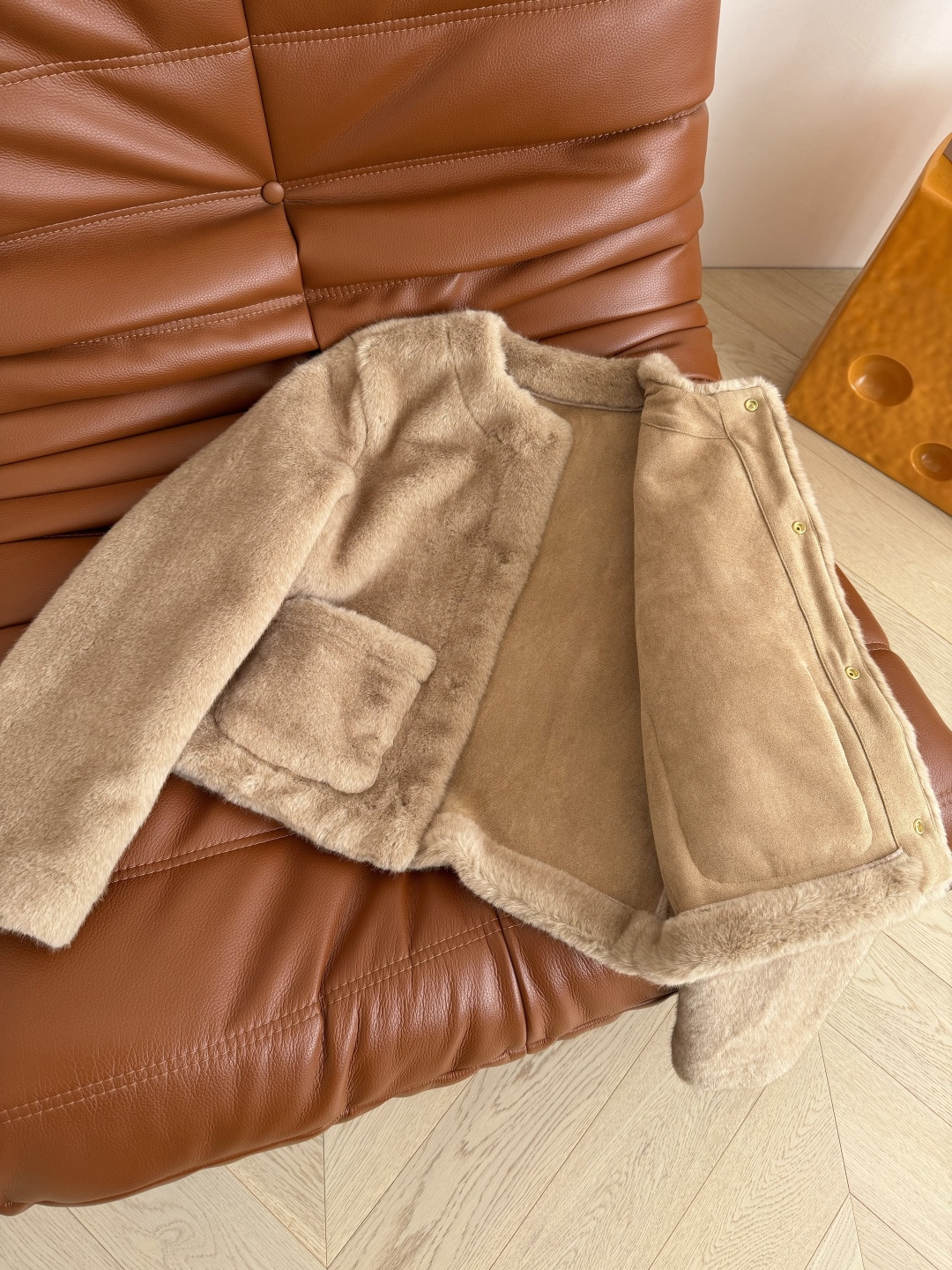 25新品 凯旋门小金扣装饰毛绒外套 超赞的环保皮草外套 手感特别舒服 保暖效果也在线 驼色就是冬季在线氛