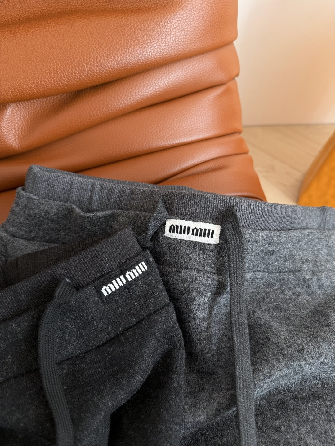 冬季百搭款 25秋冬 logo徽标装饰羊毛半裙 百搭又实穿的中长款半裙 深灰色和浅灰色两个颜色 不管是搭